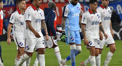 Los jugadores de Nacional se retiran cabizbajos ante Fénix