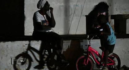 La gente espera en la calle durante la tercera noche de apagón nacional en La Habana el 20 de octubre de 2024.