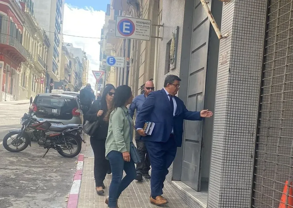 El abogado Jorge Barrera entrando al juzgado con la familia Estévez