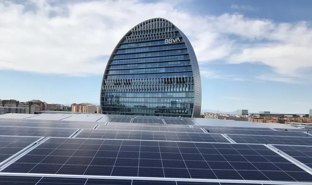 Paneles solares instalados en Ciudad BBVA