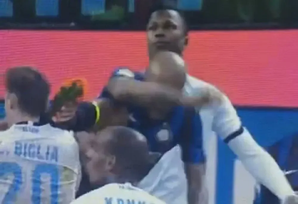 La patada de Felipe Melo a Lucas Biglia