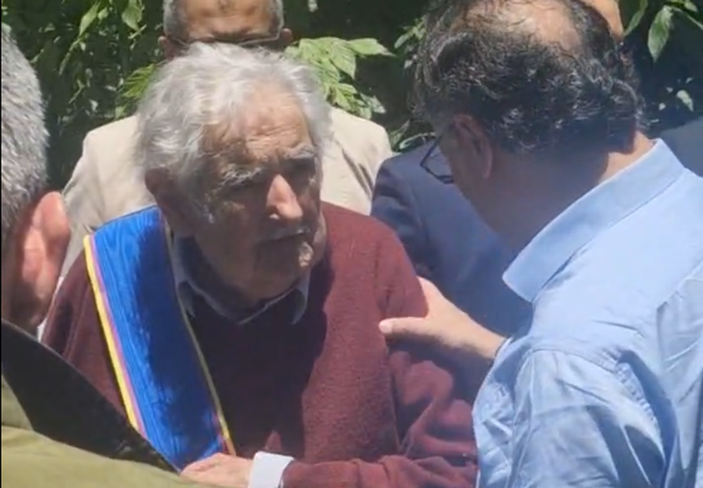 José Mujica con la Cruz de Boyaca, entregada por el presidente de Colombia Gustavo Petro