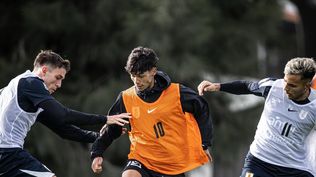 Agustín Dos Santos ante la marca de Manuel Ugarte y Rodrigo Zalazar