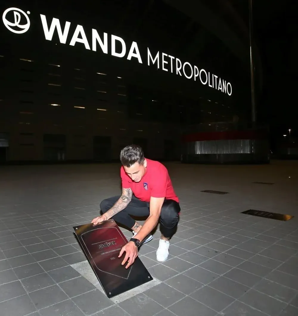 José María Giménez colocando su placa en el Wands Metropolitano