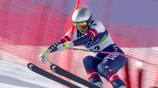 Lindsey Vonn se golpeó con un poste de señalización y tuvo un feo accidente en los Juegos Olímpicos de Invierno 2026