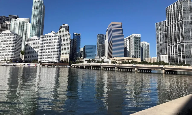 Vista de los grandes edificios sobre el río Miami en Brickell.