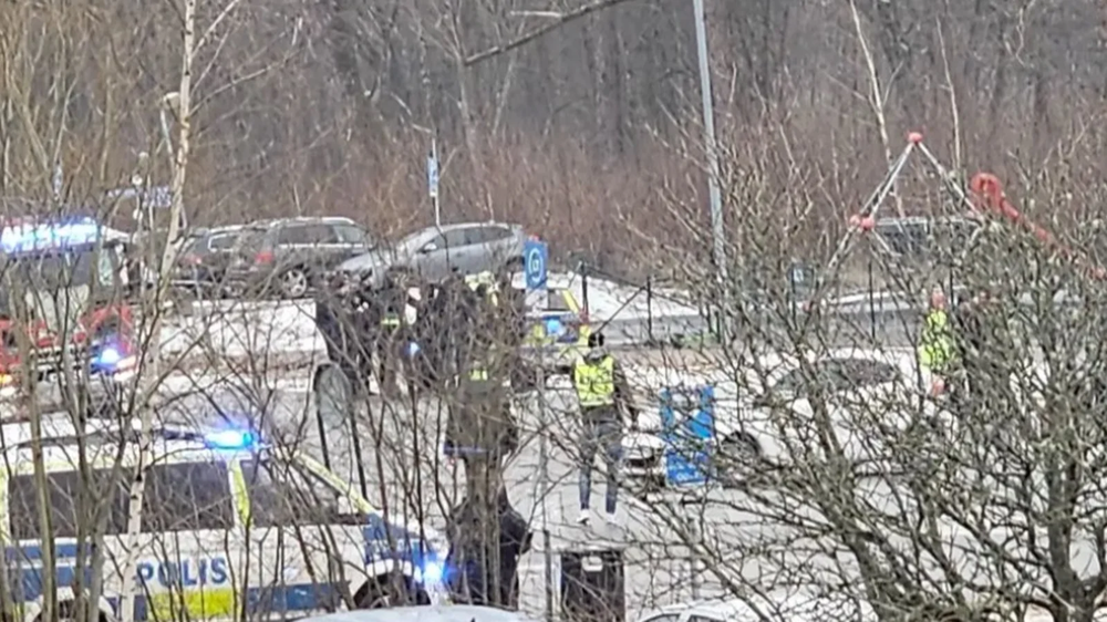 La policía trabaja en las inmediaciones de la escuela donde ocurrió el tiroteo.