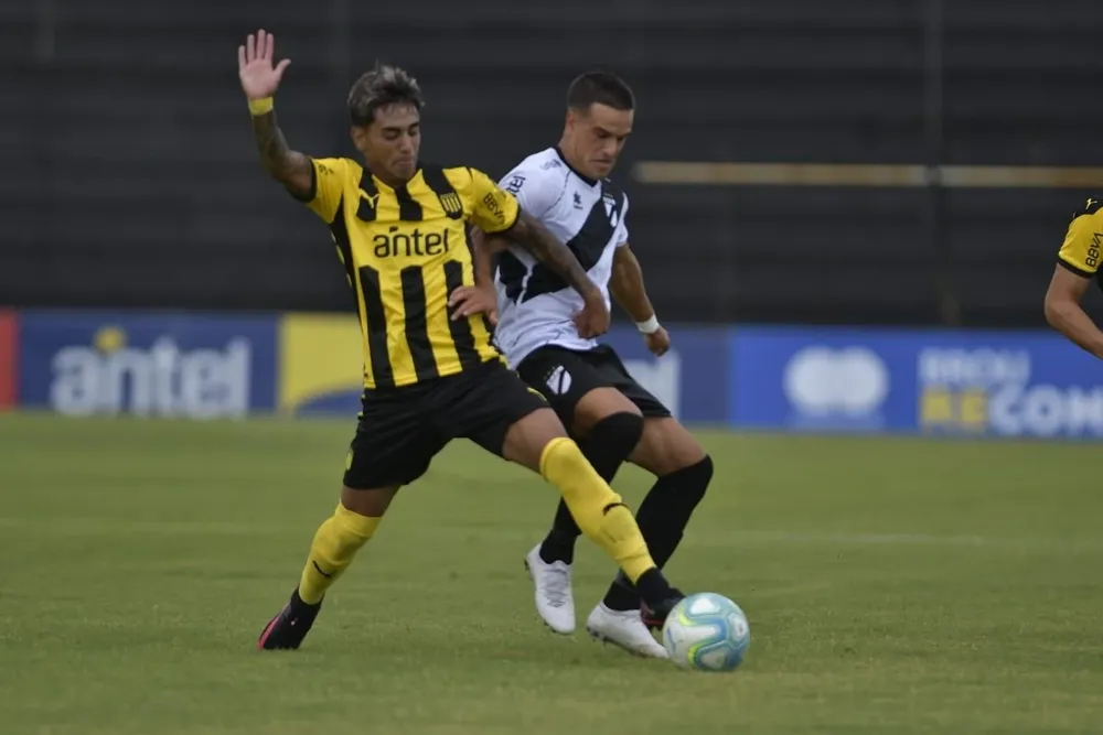 El saludo previo entre los técnicos