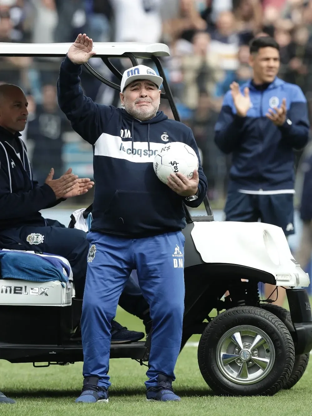 Diego Maradona presentado en el estadio de Gimnasia