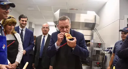 Álvaro Delgado en la inauguración del primer Domino´s Pizza en Uruguay