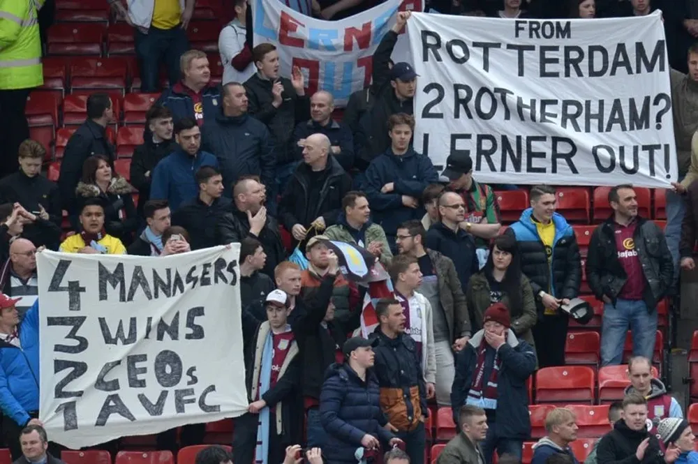 El público de Aston Villa en Old Trafford mostró su descontento por el descenso del club de Birmingham
