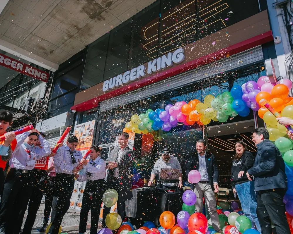 La inauguración del nuevo local contó con un gran color.