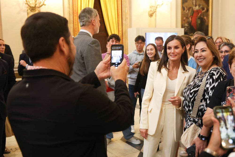 Los reyes Felipe VI y Letizia saludan a turistas en el Palacio Real&nbsp;