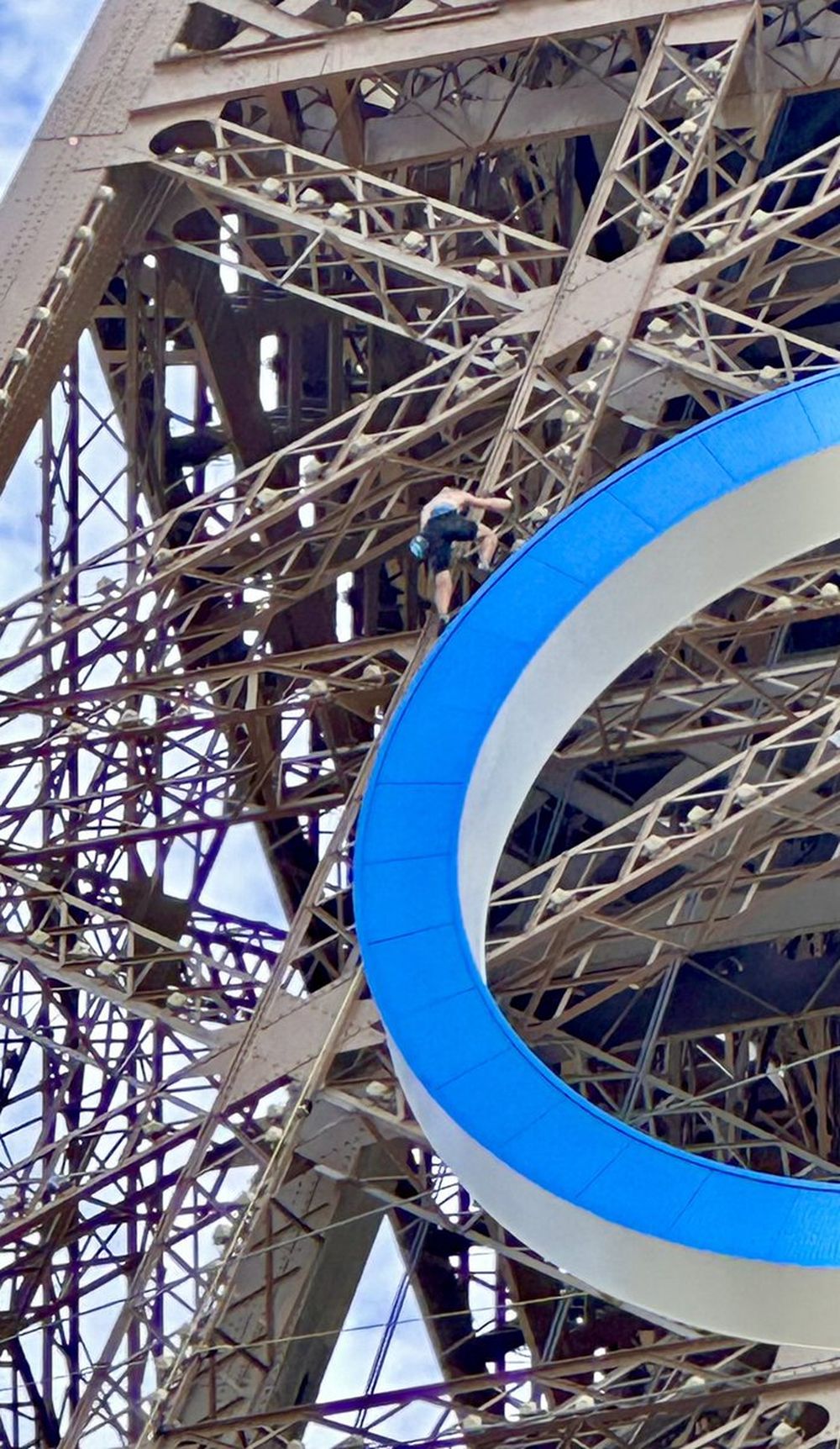 Un hombre fue detenido cuando escalaba la Torre Eiffel en la previa de la ceremonia de clausura de los Juegos Olímpicos.&nbsp;