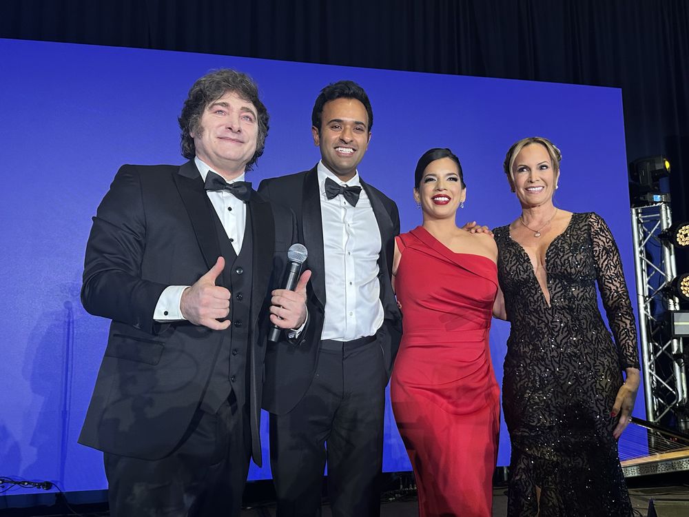 Milei en el escenario junto al dirigente trumpista Vivek Ramaswamy, la conductora argentina Natalia Denegri y la empresaria peruana Gabriela Berrospi. Foto El Observador.&nbsp;