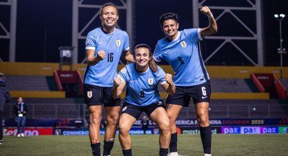Yannel Correa, Ximena Velazco y Sidny Ramírez celebran la clasificación de Uruguay entre las cuatro mejores de América
