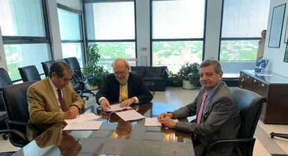 El gerente general de UTE Carlos Pombo y autoridades de Ecuador, durante la firma del convenio en Uruguay.
