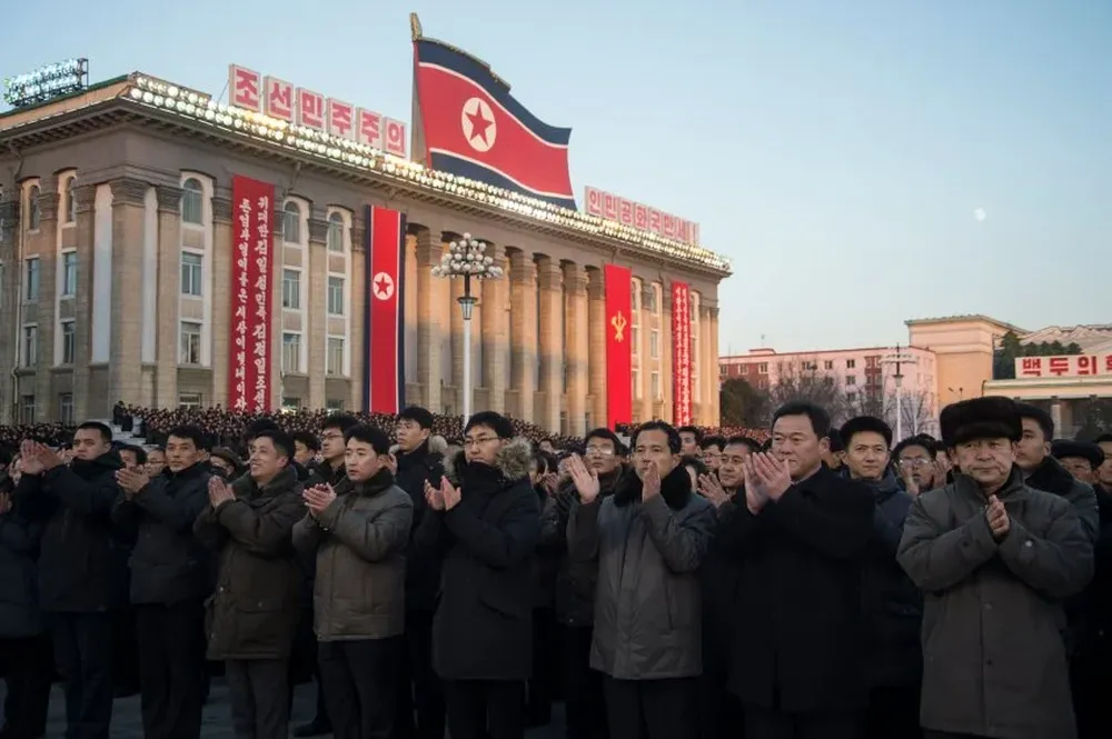 Norcoreanos asisten a un evento masivo en la plaza Kim il-Sung para conmemorar la declaración de que el estado ha alcanzado poder nuclear total, tras la última prueba de un misil balístico.