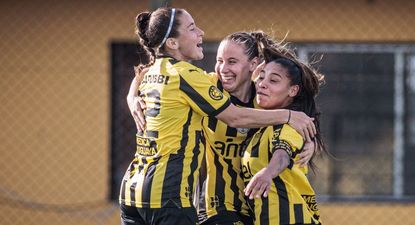 Las jugadoras de Peñarol femenino celebran uno de los goles a Nacional en el clásico