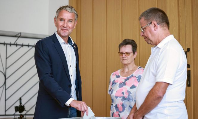 El líder de centroderecha alemán, Björn Höcke, votando.