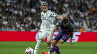 El delantero del Espanyol, Jofre Carreras, golpea el balón ante el volante uruguayo del Real Madrid, Federico Valverde 