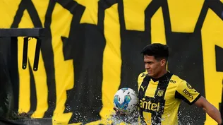 Arezo se zambulló en el foso contra Cerro, por la demora de los alcanzapelotas de Cerro