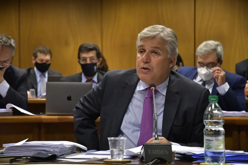 Bustillo ordenó una investigación administrativa por compra de engrapadoras