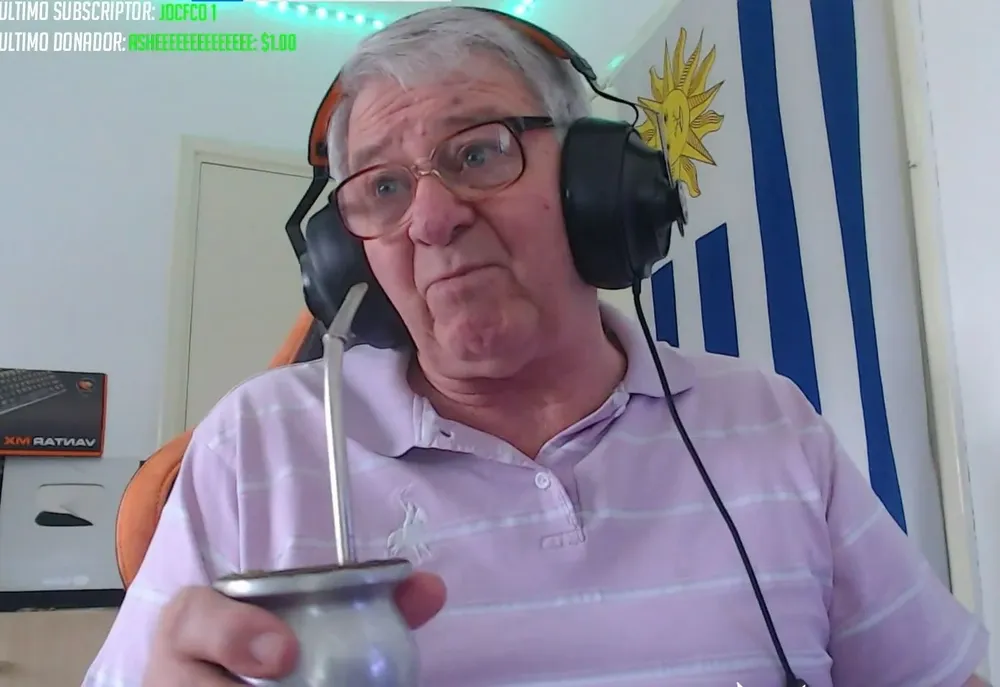 Tellier50 tomando mate en un período de la transmisión vía Twitch.