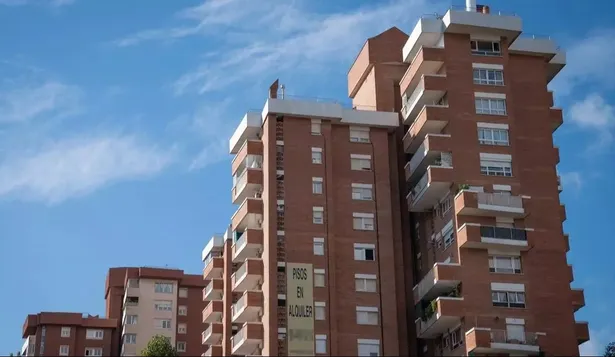 Cartel de alquiler de viviendas en la fachada de un edificio de Barcelona