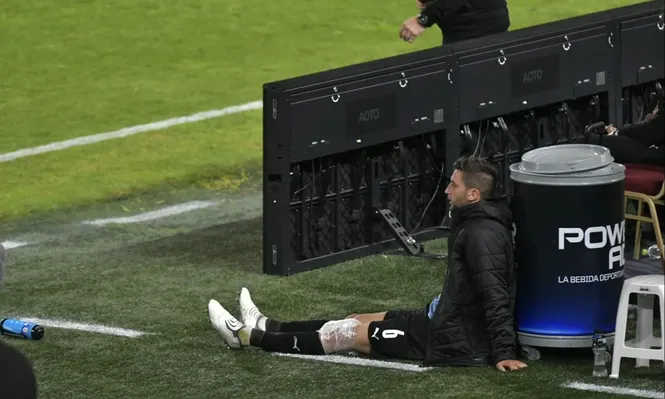 Rodrigo Bentancur terminó lesionado ante Argentina y con hielo en su rodilla