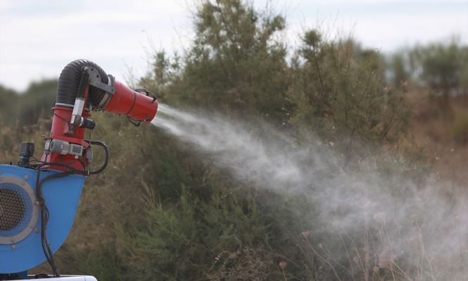 Un pick up nebulizador interviene en la campaña para el tratamiento contra los mosquios que propagan el Virus del Nilo Occidental, en Coria del Rio. EUROPA PRESS