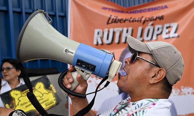 Ruth López, la directora de la unidad anticorrupción de Cristosal, fue encarcelada bajo acusaciones de corrupción en un proceso cuestionado por organizaciones internacionales.