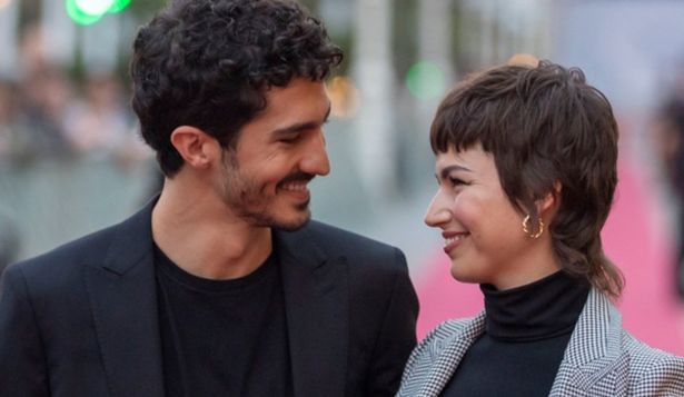 Úrsula Corberó y el argentino Chino Darín se convierten en padres por primera vez, con misterio y un cambio de planes