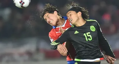 El defensor chileno Miiko Albornoz y el mexicano Gerardo Flores disputan el balón