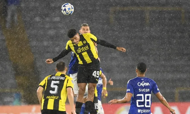 Betancur salta entre los defensas colombianos