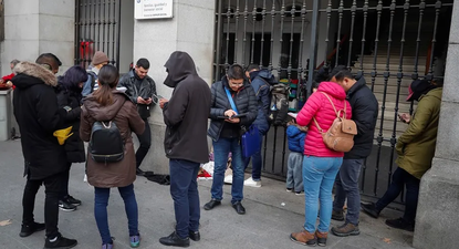Largas filas de solicitantes de asilo en Madrid.