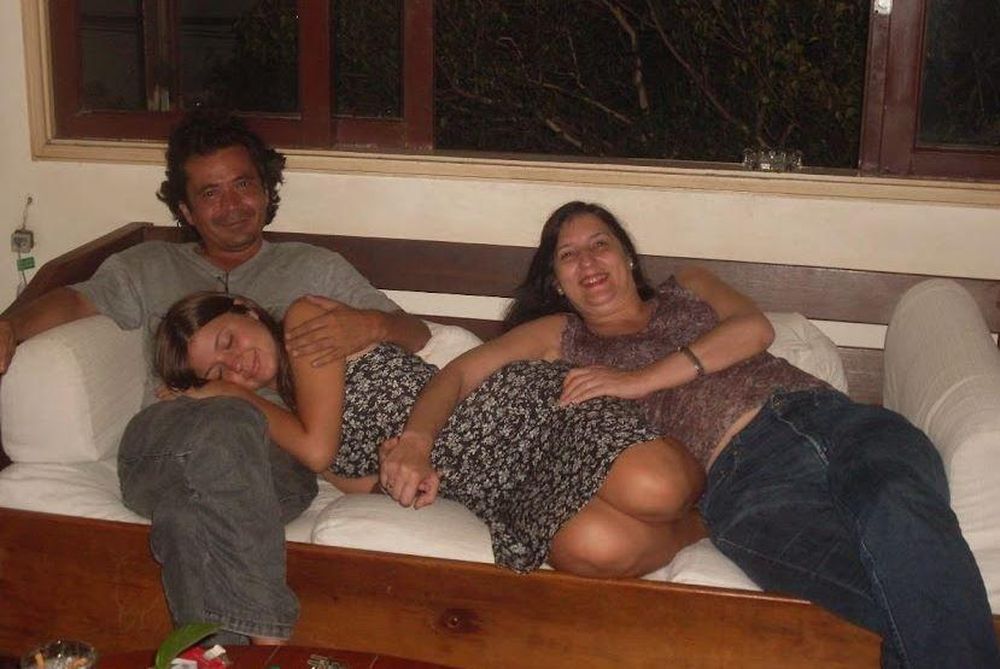 Amanda Marton junto a sus padres. Esta es la última foto de los tres antes de que sus padres se divorciaran en 2012.