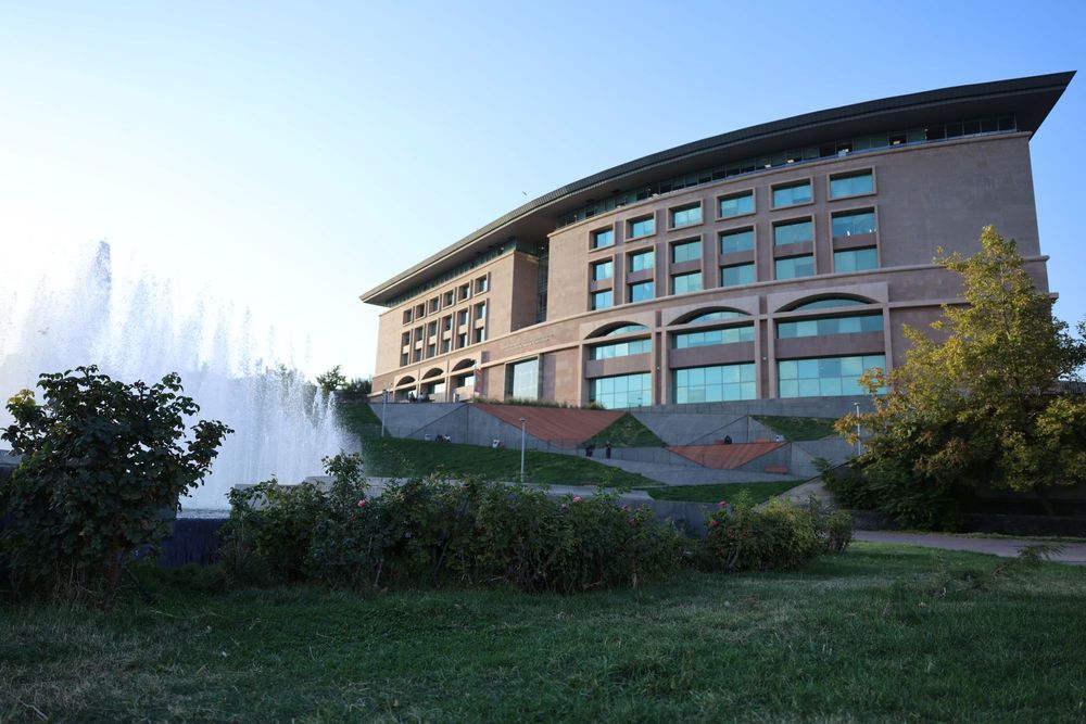 Vista del edificio del centro TUMO en Ereván, Armenia
