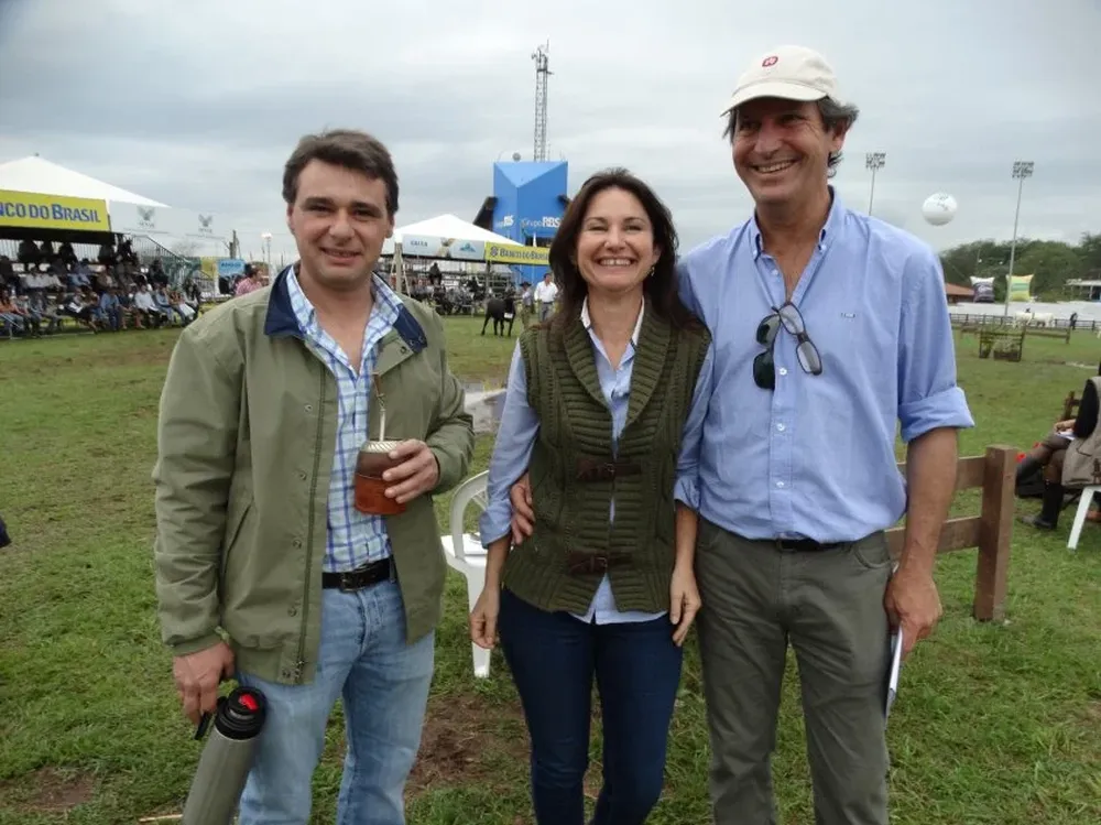 Francisco Mattos, María Mattos y Carlos Guinovart, felices con la performance de la genética de la cabaña salteña Bayucuá, presente mediante la aparecería con la cabaña brasileña Santa Amelia.