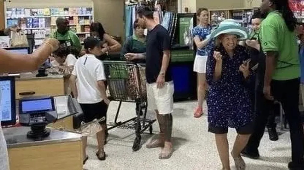 El gesto de la señora después de tomarse una foto con Messi