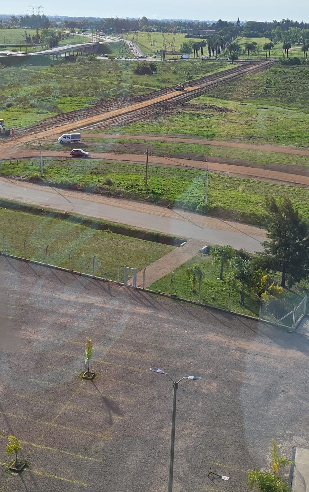 El camino peatonal que se está construyendo desde la Ruta 8 hasta Camino Mangangá, que ayudará a la circulación de gente y autos en la llegada y la salida del Estadio Campeón del Siglo