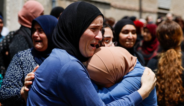 Familiares de víctimas de un misil iraní en una población árabe de Israel.