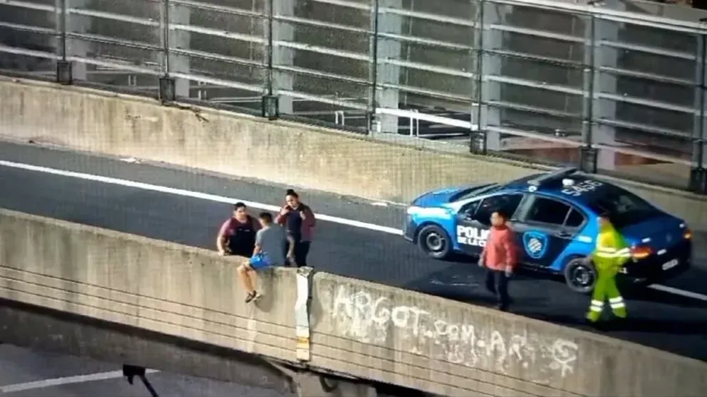 Video: policías impidieron un suicidio en la autopista 25 de Mayo