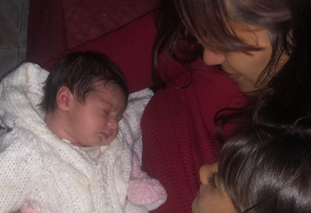 La madre junto a la bebé