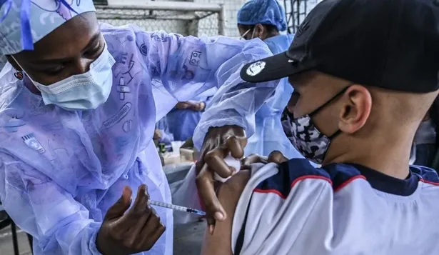 Un adolescente es vacunado con la vacuna anticovid de Pfizer en Colombia