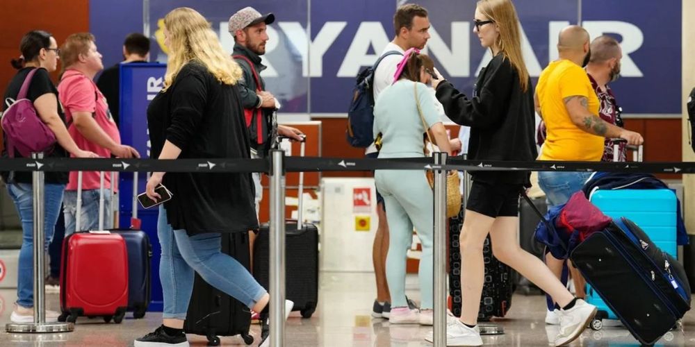 Fila de gente para despachar valijas en Ryanair.&nbsp;