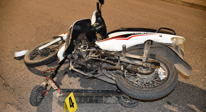 Un niño de 10 años fue internado tras chocar en monopatín contra una moto conducida por una adolescente de 15