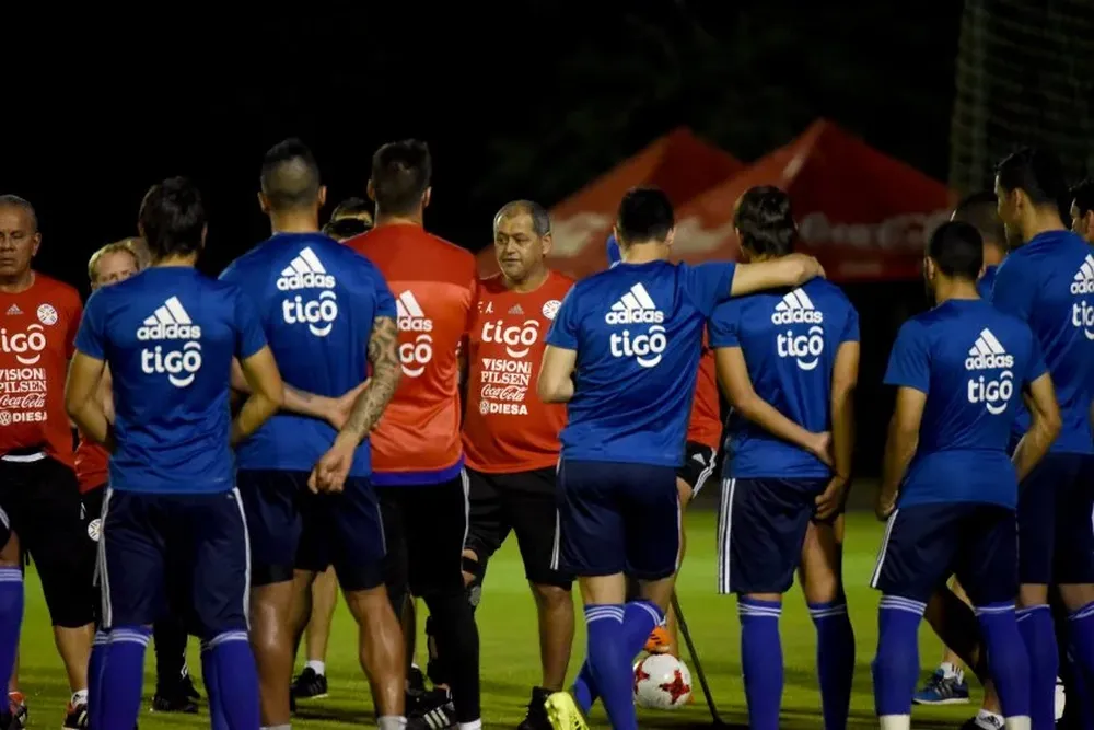 Arce, DT de Paraguay, da indicaciones a sus jugadores
