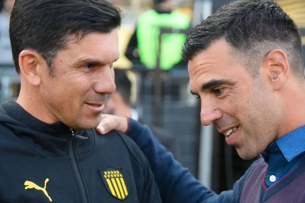 Francisco Palladino y Mauricio Larriera en el último enfrentamiento entre sus equipos