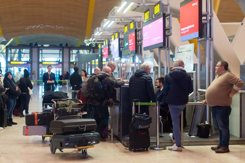 Varios viajeros durante la huelga del handling de Iberia convocada por UGT y CCOO en el en el aeropuerto Adolfo Suárez Madrid-Barajas, a 7 de enero de 2024, en Madrid (España).
